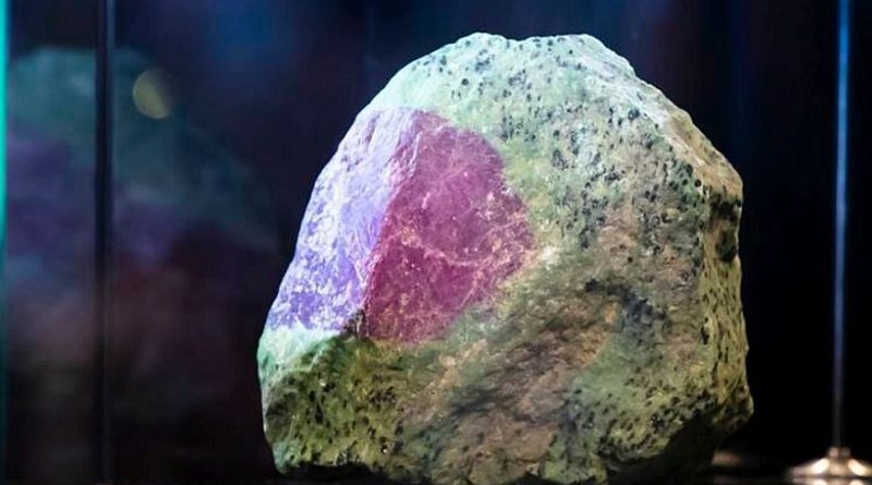 Jedan od najvećih netaknutih rubina na svetu prvi put predstavljen u Dubaiju