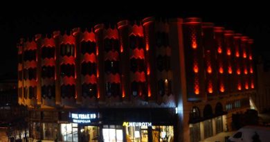 Hotel Vrbak u bojama zastave Turske
