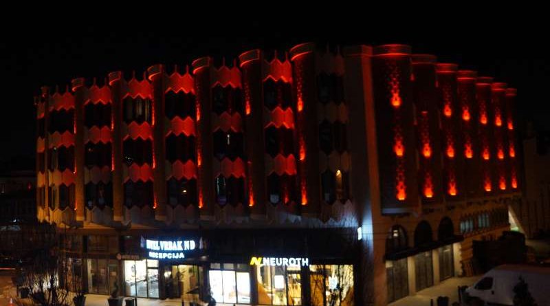 Hotel Vrbak u bojama zastave Turske