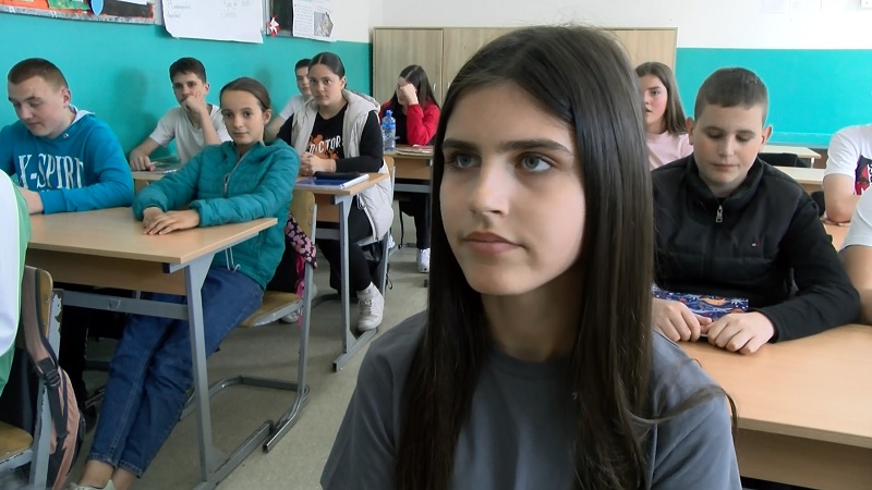 Asja Dolovac - učenica OŠ ''Mur'' o zabrani upotrebe mobilnih telefona 