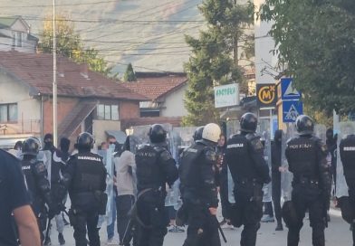 U obračunu navijača i policije dva policajca povređena