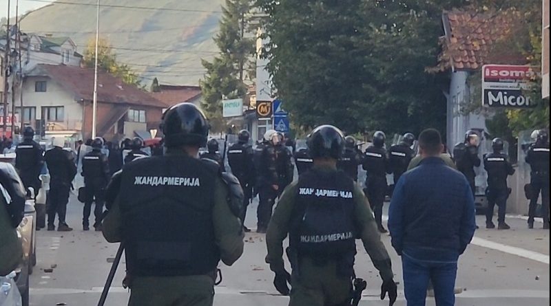 Šestorica policajaca povređena, velika i materijalna šteta