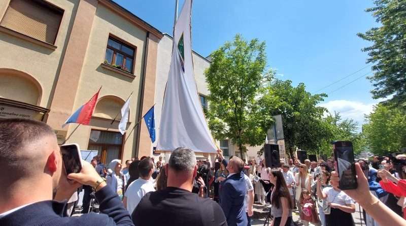 Podizanjem zastave i himnom obeležen Dan bošnjačke nacionalne zastave