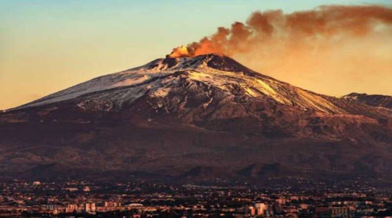 Urušavanje kratera vulkana Etna izazvalo masivnu erupciju