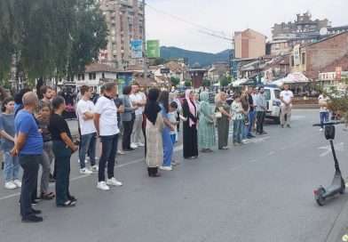 Održana ćutnja ispred Gradske uprave, povremeno blokirani pešački prelazi širom grada