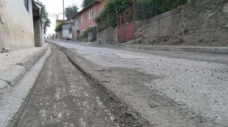 Radovi na zameni habajućeg sloja asfalta u Svojboru