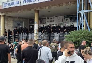 Počinje suđenje za optuženim za napad na policiju ispred DUNP-a Počinje suđenje za optuženim za napad na policiju ispred DUNP-a