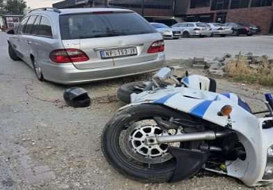 Neregistrovani motor sa troje ljudi zakucao se u parkirani automobil