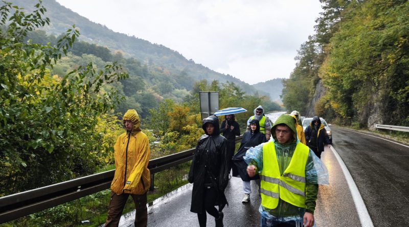 Studenti DUNP koji pešače do Novog Sada stigli do Magliča, danas tura do Kraljeva