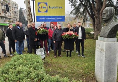 Povodom Dana Sandžaka delegacije SDP-a i DPS-a položile cveće na bistu Sretena Vukosavljevića
