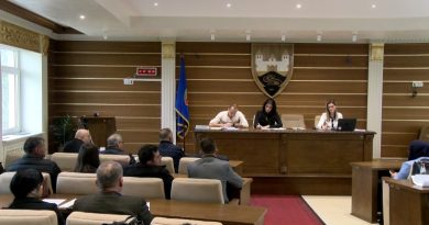 Haos u Sjenici: Odbornici sa ukinutim mandatima i dalje odlučuju, opozicija tvrdi sednice su nelegalne