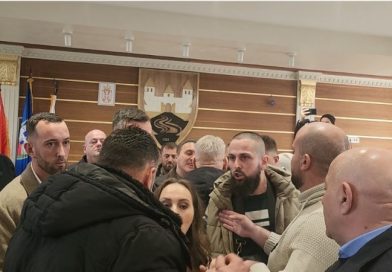 Prekinuta sednica u Sjenici: Sukobi u Skupštini i optužbe opozicije na račun vlasti