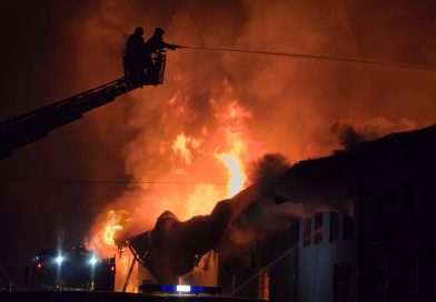 U industrijskoj zoni u Novom Pazaru vatra guta sve pred sobom
