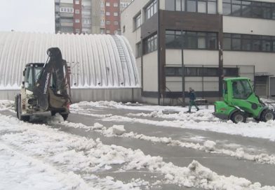 JKP “Gradska čistoća” čisti sneg iz školskih dvorišta