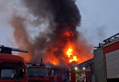 Gusti dim i magla otežavaju gašenje požara u Industrijskoj zoni