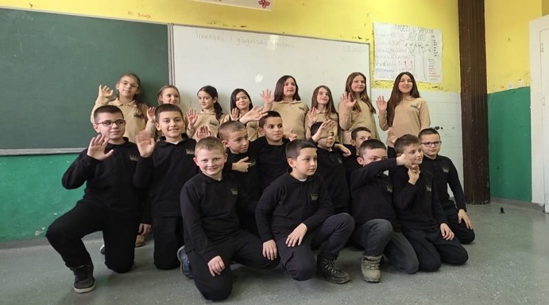 Jednaki u klupama: OŠ „Mur“ uvela školske uniforme