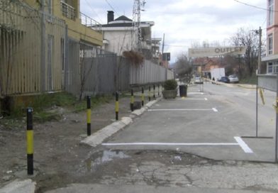 Postavljeni stubići povećali bezbednost u zoni škole ”Ćamil Sijarić”