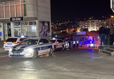 Bežao policiji pa udario u ogradu kod robne pijace