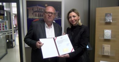 Ministrici Macuri počasna članska kartica Biblioteke