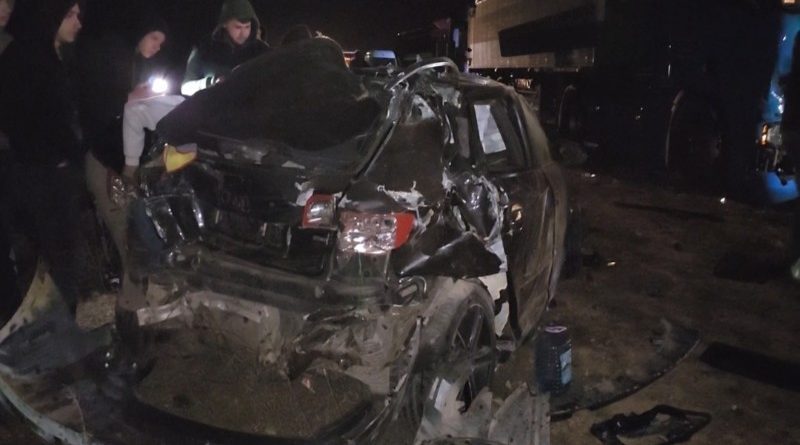 (VIDEO) Teška saobraćajna nezgoda kod Novog Pazara: „Audi“ smrskan u sudaru sa kamionom, više osoba povređeno