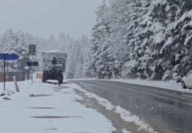 Sneg veje širom Srbije: Snimci mećave, na putevima uslovi kao usred zime