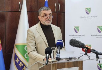 Baćićanin: Roditelji da ne uskraćuju deci mogućnost obrazovanja na svom jeziku