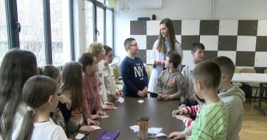 Naučni karavan u Novom Pazaru: Srednjoškolci približavaju nauku najmlađima kroz kreativne radionice