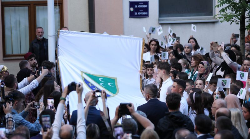Centralna svečanost ispred BNV-a: Podignuta zastava bošnjačke nacionalne zajednice