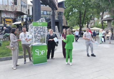 Forum mladih SDP obeležio 11. maj deljenjem simboličnih poklona u Novom Pazaru