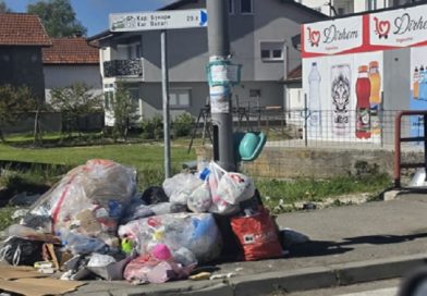 Haos u Sjenici: Smeće po ulicama, iscepane zastave i sve više pitanja građana