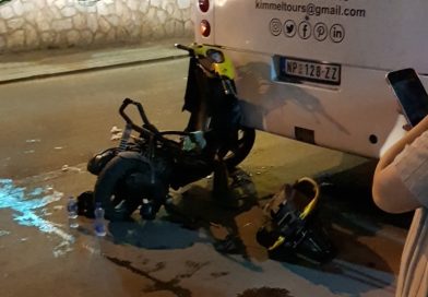 EKSKLUZIVAN SNIMAK SUDARA U SELAKOVCU: Maloletnici na motoru podleteli pod autobus