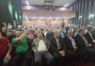 PUNA SALA UPRKOS KIŠI: Bajramski koncert okupio veliki broj građana u Priboju