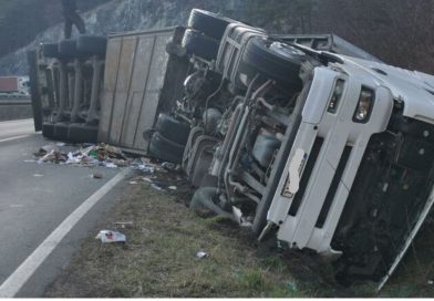 Teška saobraćajna nesreća, sudarili se kamion i automobil