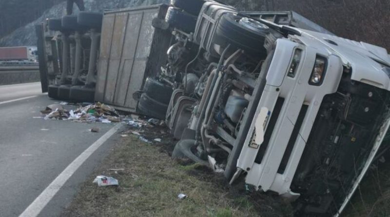Teška saobraćajna nesreća, sudarili se kamion i automobil
