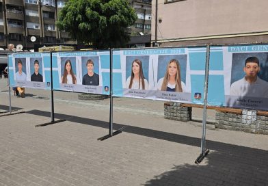 Đaci generacije na bilbordima u centru Novog Pazara