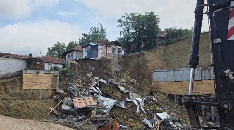 Obrušio se potporni zid, povukao i deo porodične kuće