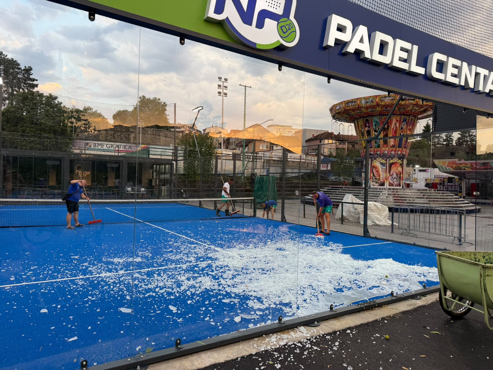 APEL GRAĐANIMA DA ČUVAJU REKREACIONI CENTAR: Nevrijeme oštetilo padel teren u Novom Pazaru APEL GRAĐANIMA DA ČUVAJU REKREACIONI CENTAR: Nevrijeme oštetilo padel teren u Novom Pazaru