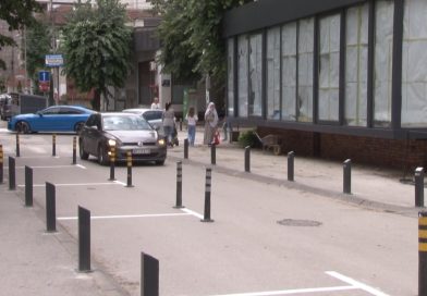 JP “Direkcija” uvodi red u saobraćaj: Zaštitni stubići i nova parking mesta u ulici Stane Bačanin