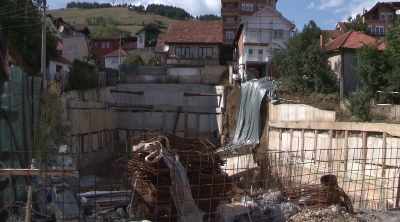 URUŠIO SE POTPORNI ZID U KARAĐORĐEVOJ ULICI – INSPEKCIJA NALOŽILA HITNE MERE