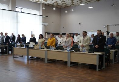 Sednica Skupštine počela odavanjem počasti žrtvama Srebrenice