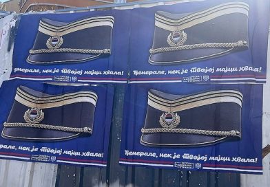 SRS plakatima u Novom Sadu veliča Ratka Mladića na dan sećanja na Srebrenicu