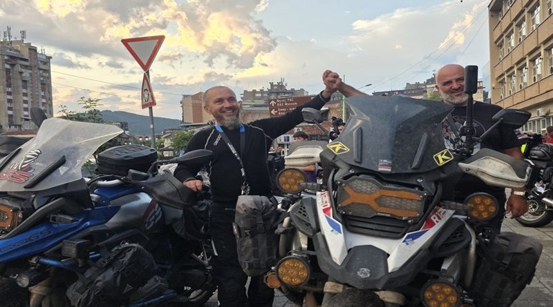 Emotivan doček za Rijada i Emira: Novi Pazar dočekao svoje bajkere posle više od 40.000 kilometara (FOTO)