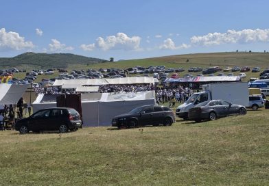 Hiljade ljudi na Aliđunu u selu Braćak na Pešteri