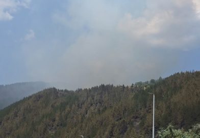 Borba sa vatrom ne prestaje! Helikopter i vatrogasci brane Ibarsku klisuru