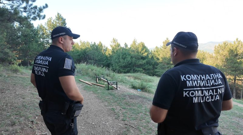 Polomljene klupe na vidikovcu iznad Bukreša: Komunalna milicija na terenu