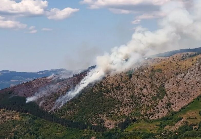 Požar na Trebeviću ponovo aktivan, vatrogasci na terenu