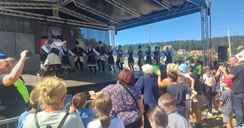 Na Goliji održana manifestacija “Sa Golije kolo se vije”