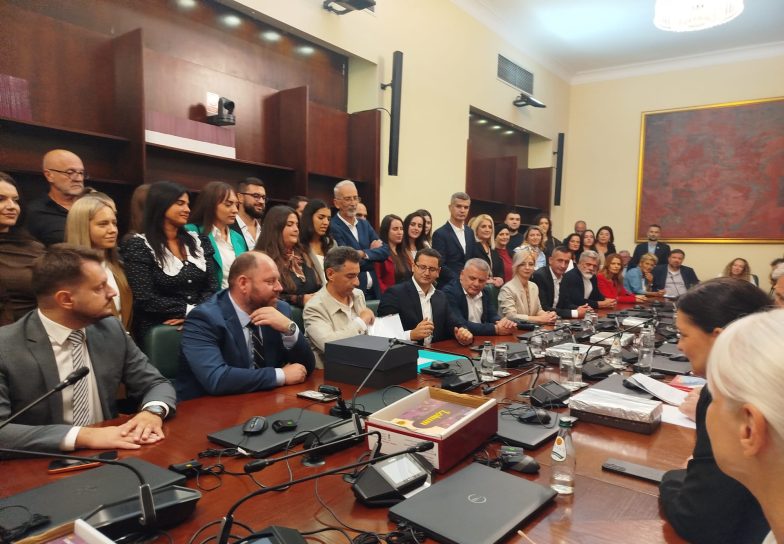 Lista „Rasim Ljajić – Ljudski“ predala potpise i dokumentaciju RIK-u Lista „Rasim Ljajić – Ljudski“ predala potpise i dokumentaciju RIK-u