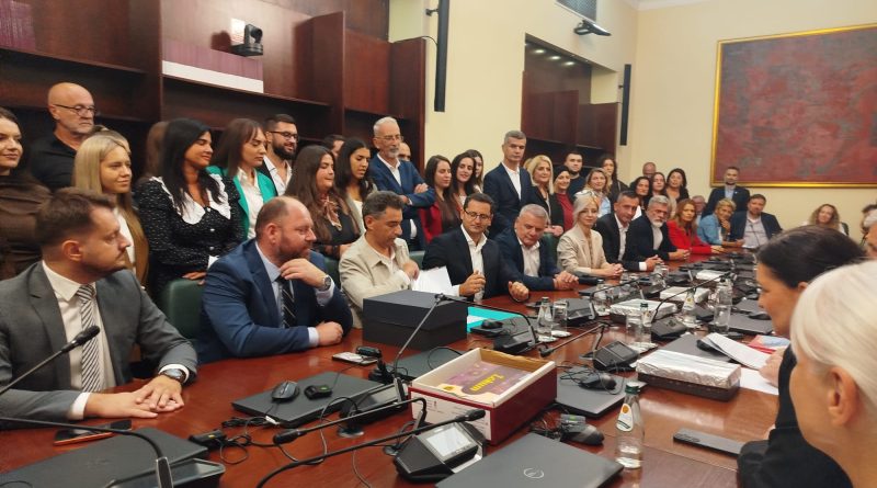 Lista „Rasim Ljajić – Ljudski“ predala potpise i dokumentaciju RIK-u Lista „Rasim Ljajić – Ljudski“ predala potpise i dokumentaciju RIK-u
