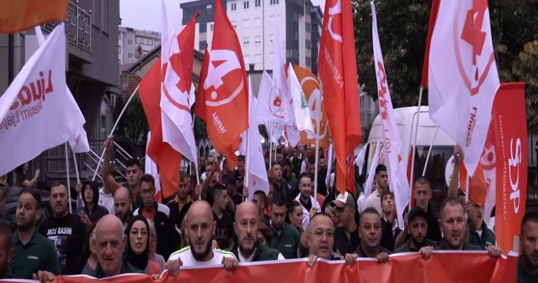 OD HADŽETA DO PENDIKA: Ovako je izgledala kolona najvatrenijih pristalica SDP-a OD HADŽETA DO PENDIKA: Ovako je izgledala kolona najvatrenijih pristalica SDP-a
